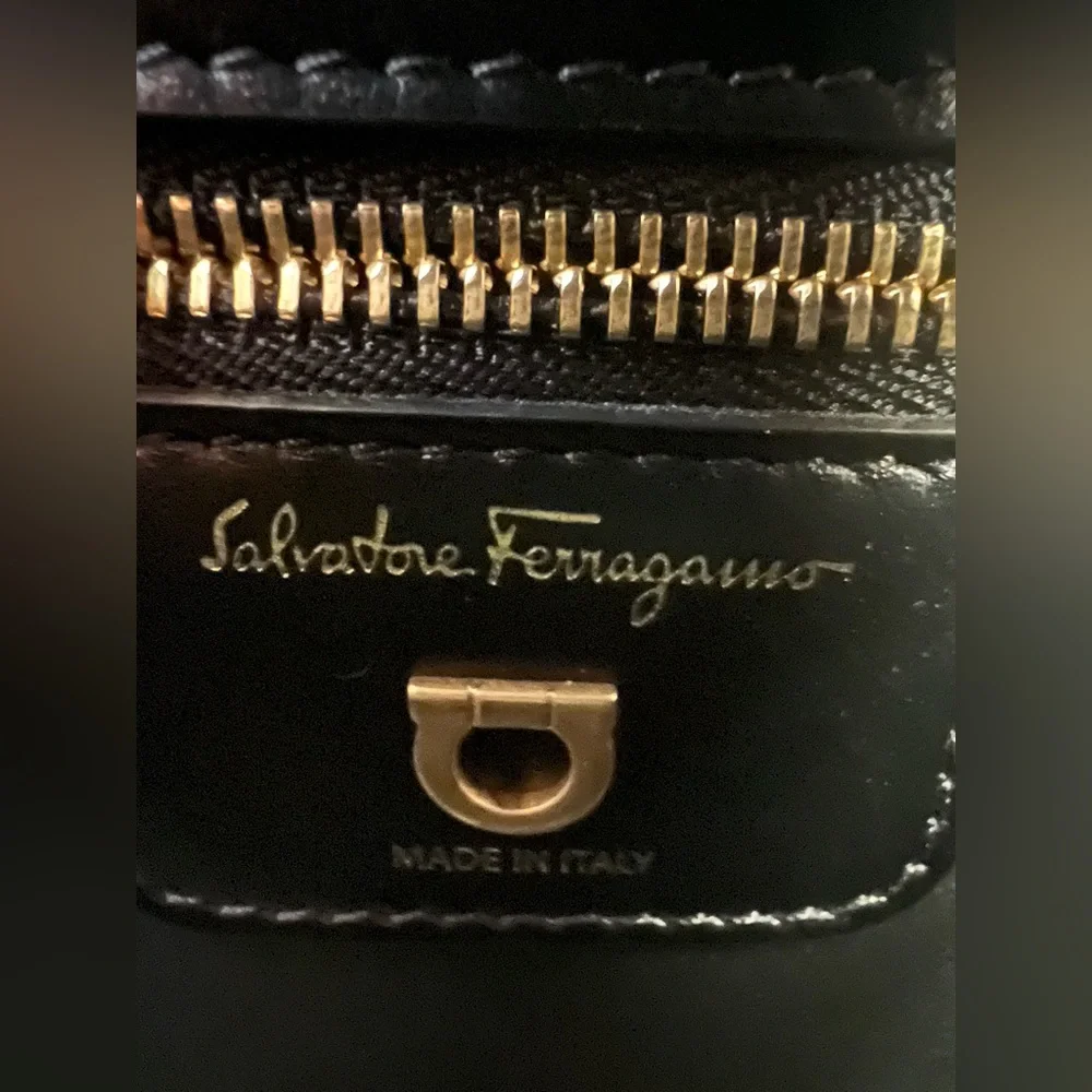 Salvatore Ferragamo gancini crossbody leather bag. - Picture 5 of 8